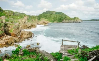 Nglambor Beach