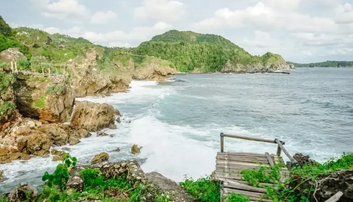 Nglambor Beach